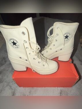 CHUCK 70 DE LUXE HEEL Converse Taylor All Star Platform Lace-Up Boots in Cream